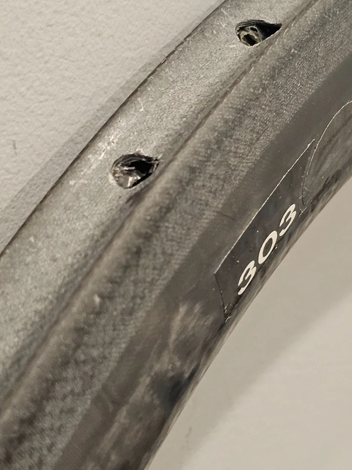 Aro tubular de carbono Zipp 303 – 700c, 24H, aro-freio, perfil toroidal com covinhas - Imagem 4 de 4