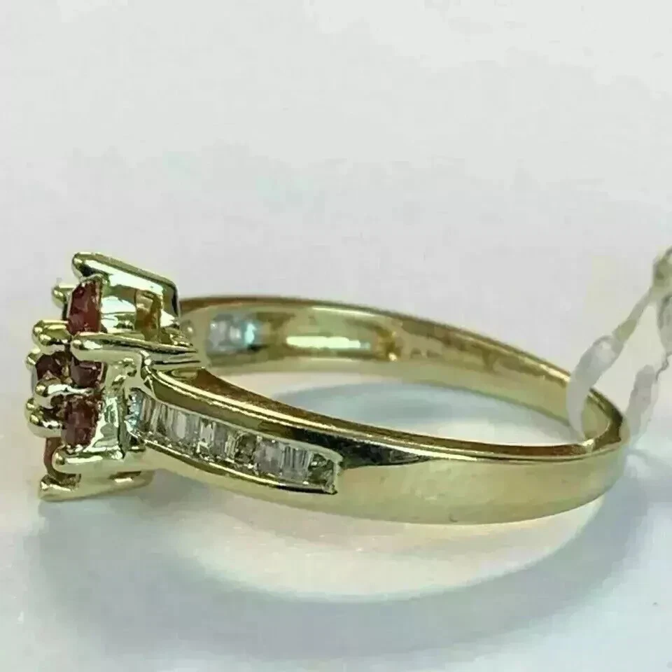 Anillo de compromiso redondo simulado de 2,80 quilates enchapado en oro amarillo de 14 k para mujer Foto 4 de 4