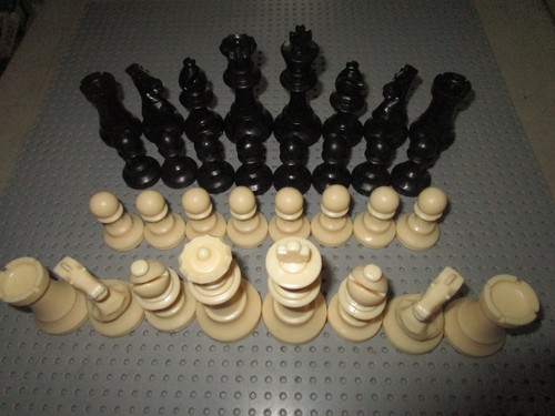 TAICO CHESS SET WITH GREEN FELT BOTTOMS--COMPLETE 32 PIECES--BLACK/IVORY--EUC - Picture 2 of 5