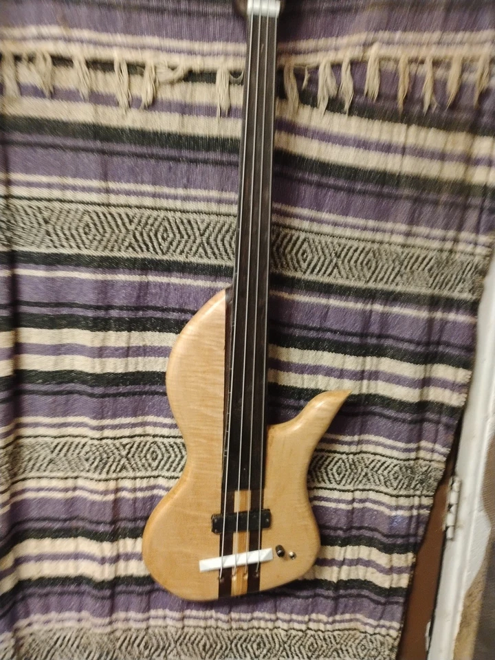 Baixo sem trastes destro 4 cordas lóbulo de bordo encaracolado wishbass escala 34" - Imagem 3 de 4