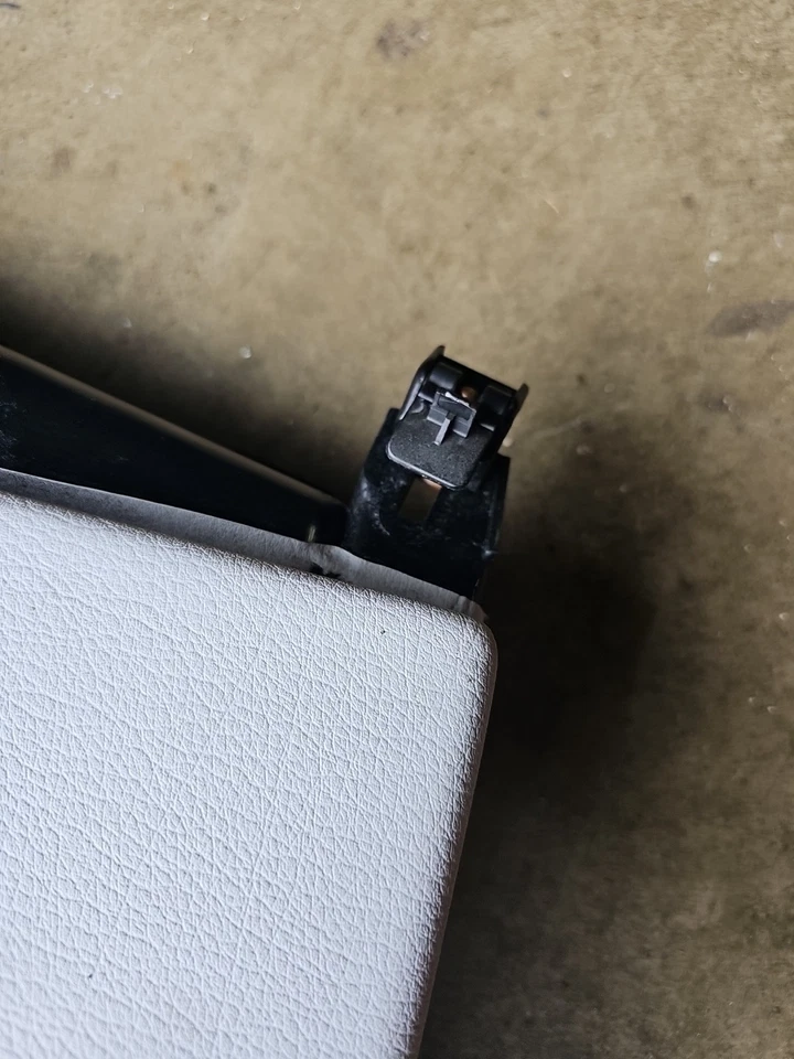 BMW E34 5-Series Parchment Tan Beige Glove Box w Latch 525i 1991-1994 OEM - Image 2 of 4