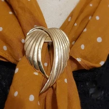 Vintage Jeri-Lou Gold Tone Textured Wings Scarf Ring Clip