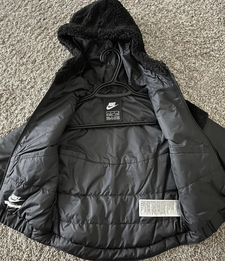 Chaqueta Nike de piel sintética para niñas, puntada rosa Foto 2 de 4