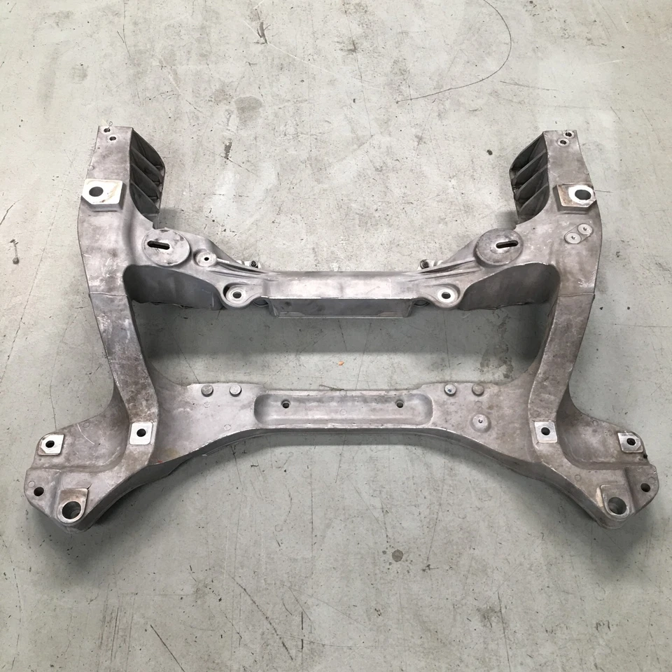 08-13 Infiniti G37 3,7 L tracción trasera sedán suspensión delantera travesaño soporte base OEM Foto 3 de 4