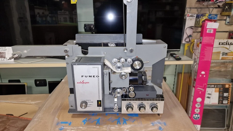 proiettore cinema Fumeo in ottime condizioni. Bobine da vendere insieme o separa - Immagine 4 di 4