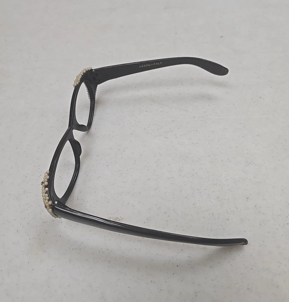 Marco óptico de gafas adornado con cuentas de cristal negro brillante años 60 de colección Foto 2 de 4