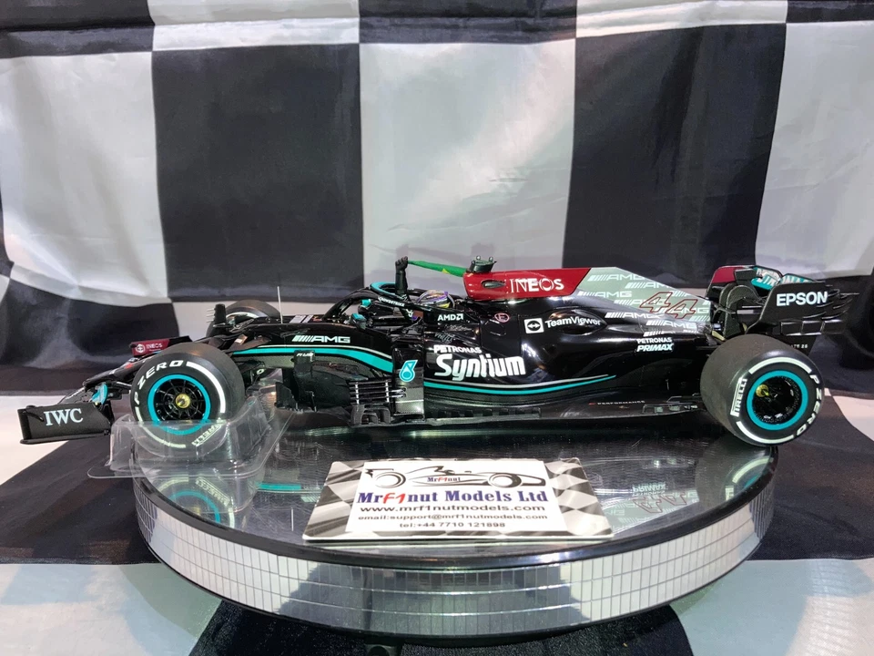 1:18 Minichamps Lewis Hamilton Mercedes AMG W12 Vincitore GP Brasiliano 2021 - Immagine 3 di 4