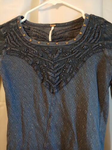 FREE PEOPLE Nieten Mesh Obermaterial T-Shirt Top XS Dunkelblau U-Ausschnitt Boho LS - Bild 2 von 7