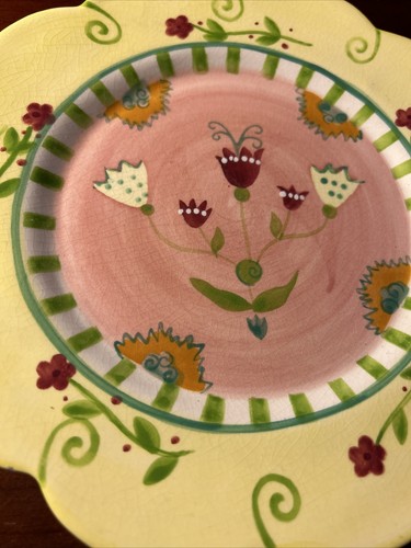 Plato de cerámica decorativo Kimberly Hodges Cupcakes y ruedas de carro amarillo con flores - Imagen 2 de 4