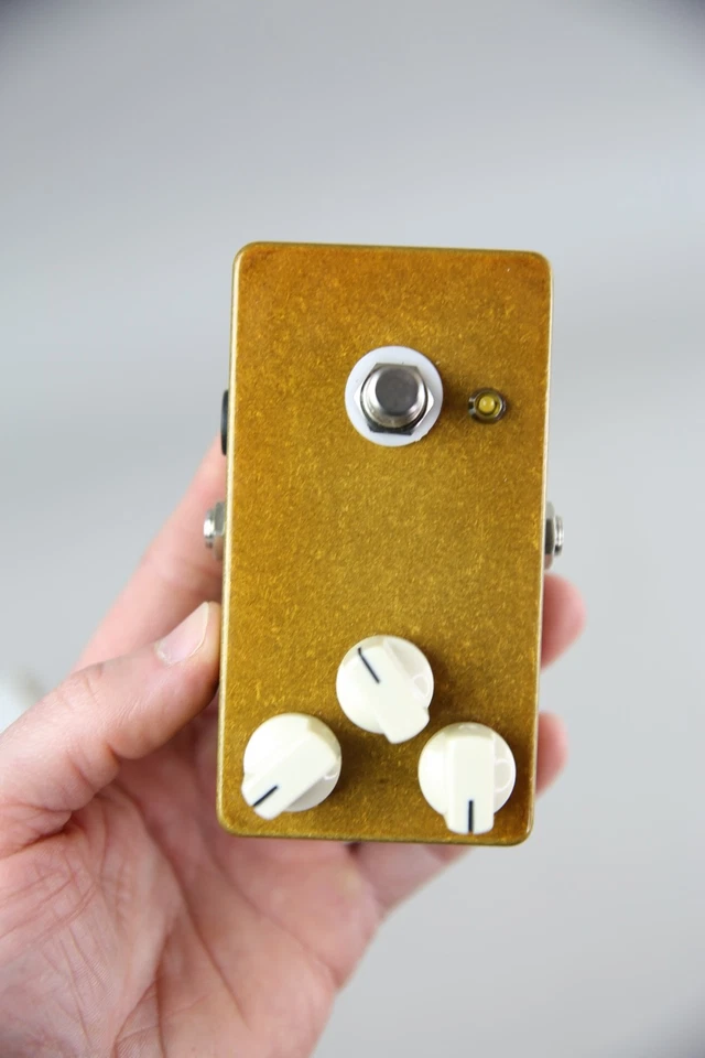 Guitarra Eléctrica Manguito Clon Hecho a Mano Fuzz Pedal Chicago Stompworks Dorado NUEVO Foto 3 de 4