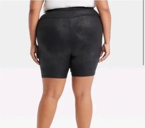 Pantaloncini pull on donna Ava & Viv taglie forti in finta pelle 2X vita elastica neri - Foto 11 di 11