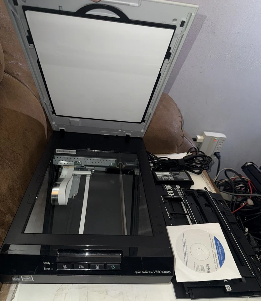 Escáner fotográfico Epson Perfection V550 imágenes de alta resolución con bandejas y cables Foto 2 de 4