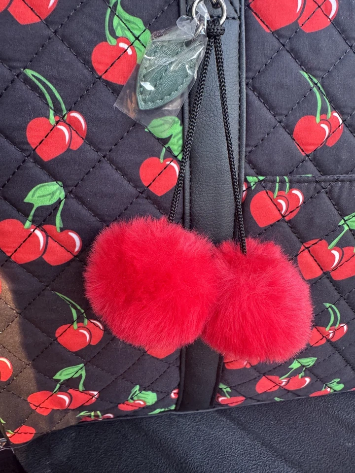 Стеганая спортивная сумка BETSEY JOHNSON Weekender вишня + брелок с помпонами LBKRUSH - Изображение 3 из 4