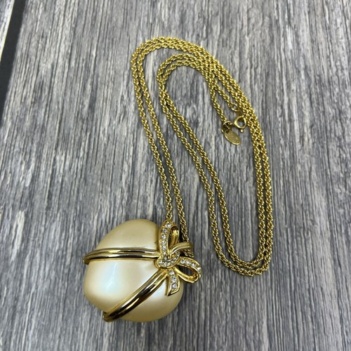 Vintage JOAN RIVERS GOLD-TONE NECKLACE FAUX PEARL RHINESTONE CAPTURED HEART 32" - Picture 2 of 7