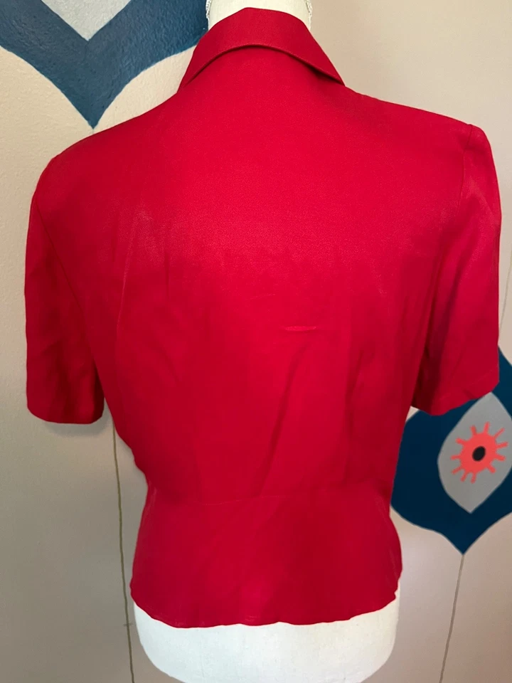 Blusa vibrante vintage roja con botones Foto 2 de 3