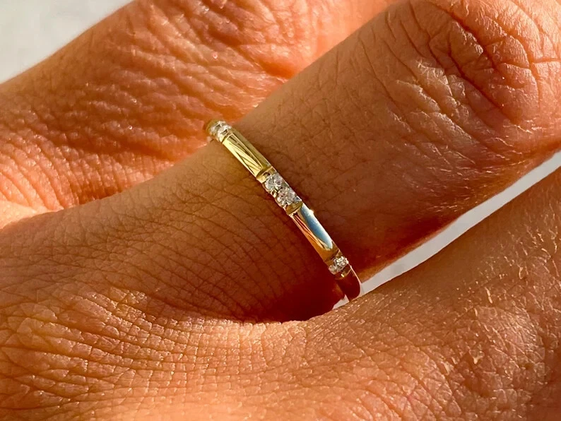 Alianza de boda para mujer con diamantes simulados de corte redondo de 2 quilates de oro amarillo de 14 quilates Foto 2 de 4