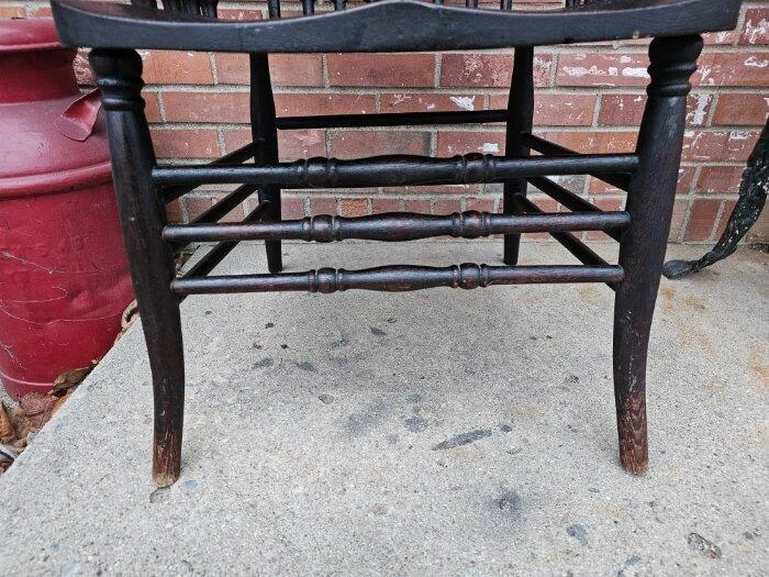 Antiguo sillón de roble con respaldo de flecha con pata de león Foto 3 de 4