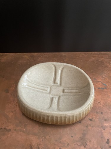 Jabonera artesanal de cerámica terrosa marrón neutra boho de mediados de siglo para baratija y cuchara reposapiés - Imagen 2 de 5