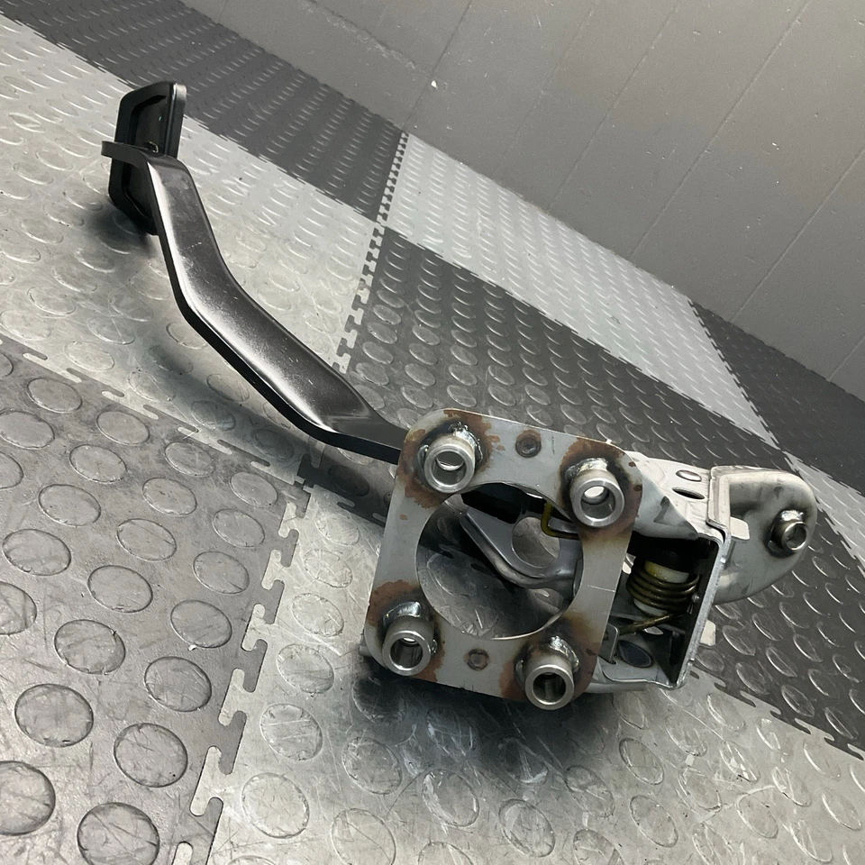 Soporte de montaje de pedal de freno Infiniti QX80 2011-2017 FABRICANTE DE EQUIPOS ORIGINALES Foto 4 de 4