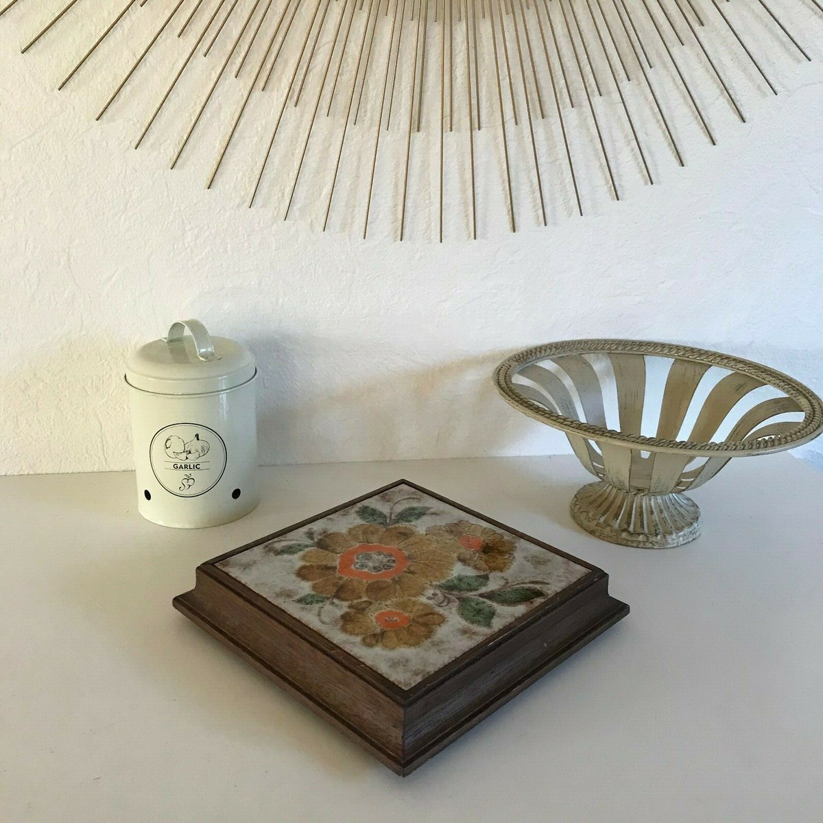 Grand dessous-de-plat en bois et faîence décor de coq Gallo