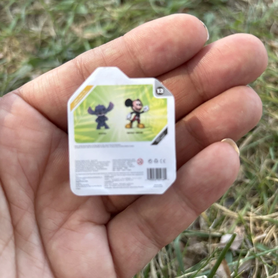 "Juego de figuras de acción Stitch con tabla de surf y bláster #13 mini 1,5"" Disney TOYBOX" Foto 3 de 4