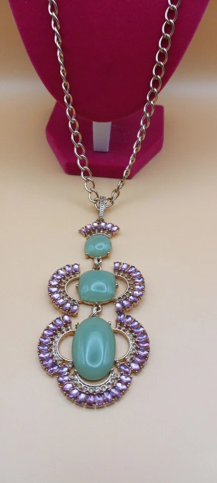 Collar llamativo tono oro 27 pulgadas con colgante pedrería púrpura y resina verde menta Foto 3 de 4