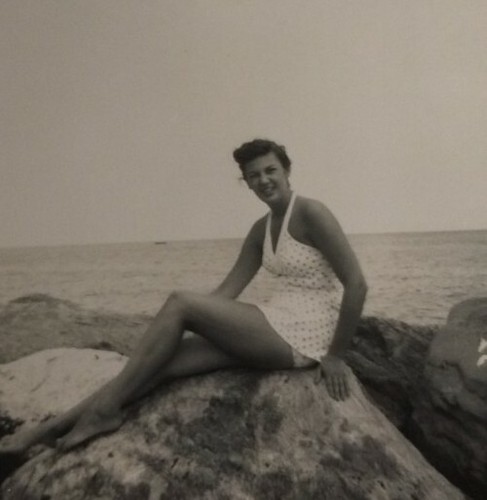 50er Jahre Käsekuchen Foto hübsche Frau Pin Up Pose Strand Rock Vintage - Bild 1 von 3
