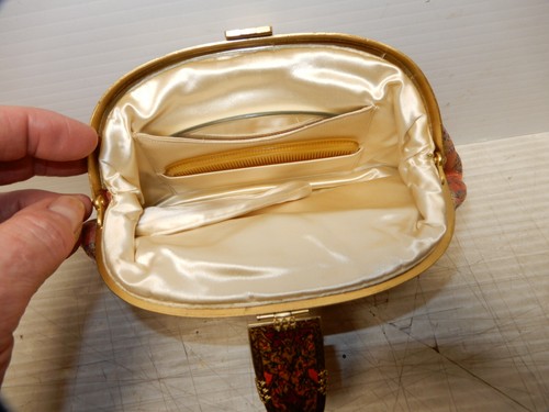 VINTAGE NOS PURSE WITH ENAMELED CLASP, COIN POUCH, MIRROR AND COMB - Picture 5 of 6
