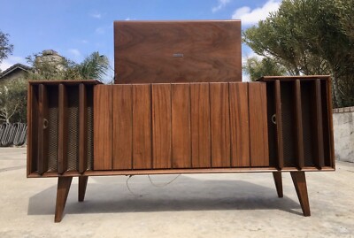 Mid Century Modern Zenith Stereo Console / Credenza - Local Pick
