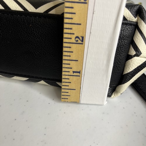 Betsey Johnson Purse Crossbody Pinch Satchel Bag Black Chevron Black White Zip - Picture 19 of 20