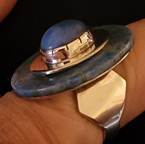 ANILLO DE SEÑORA DE PLATA ESTERLINA NAVAJO TALLA 8 1/2 CON INCRUSTACIÓN DE LAPISLÁZULI DE MEZCLILLA Y PEPITA - Imagen 5 de 7