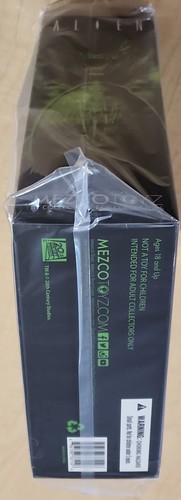 Mezco Toyz ONE:12 Collective Alien Action Figure New In Stock - Picture 4 of 4