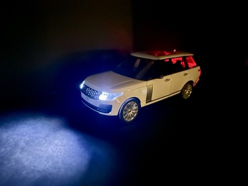 QY Toys Range Rover 50th Anniversary White 1/18 Scale Diecast Model Car - Picture 15 of 16