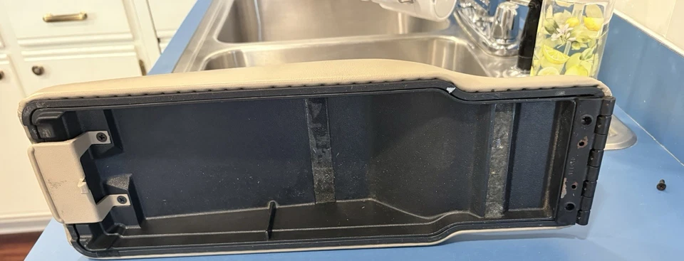 Cubierta de consola central Buick Park Avenue 1997-2005 usada tapa cuero beige tostado oscuro Foto 2 de 4