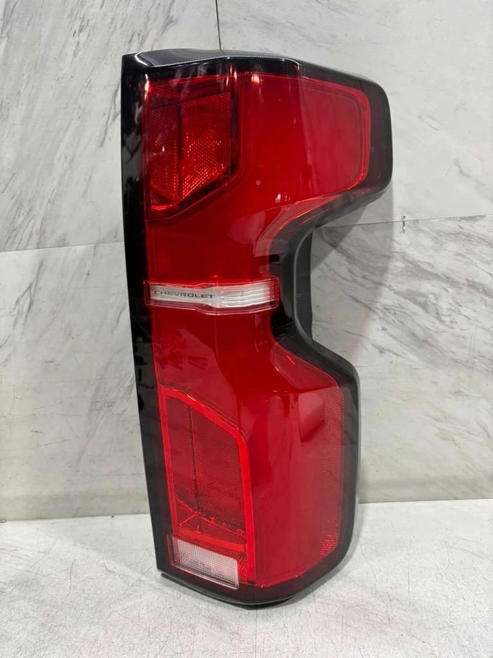 2024 2025 CHEVROLET SILVERADO 2500 LUZ TRASERA EXTERIOR OEM LADO DERECHO DEL PASAJERO LED Foto 2 de 4