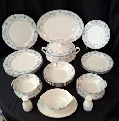 NORITAKE Blue Hill (2482) 23-teiliges Geschirrset für vier Personen - erweiterte Serviceartikel