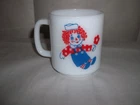 VINTAGE *RAGGEDY ANN AND ANDY* GLASBAKE MILK GLASS COFFEE CUP/ MUG USA.