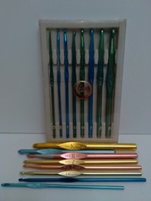 Crafts - Preowned - Odd Lot Of Crochet Hooks - Set w/Plastic Case  8 Loose CN 1