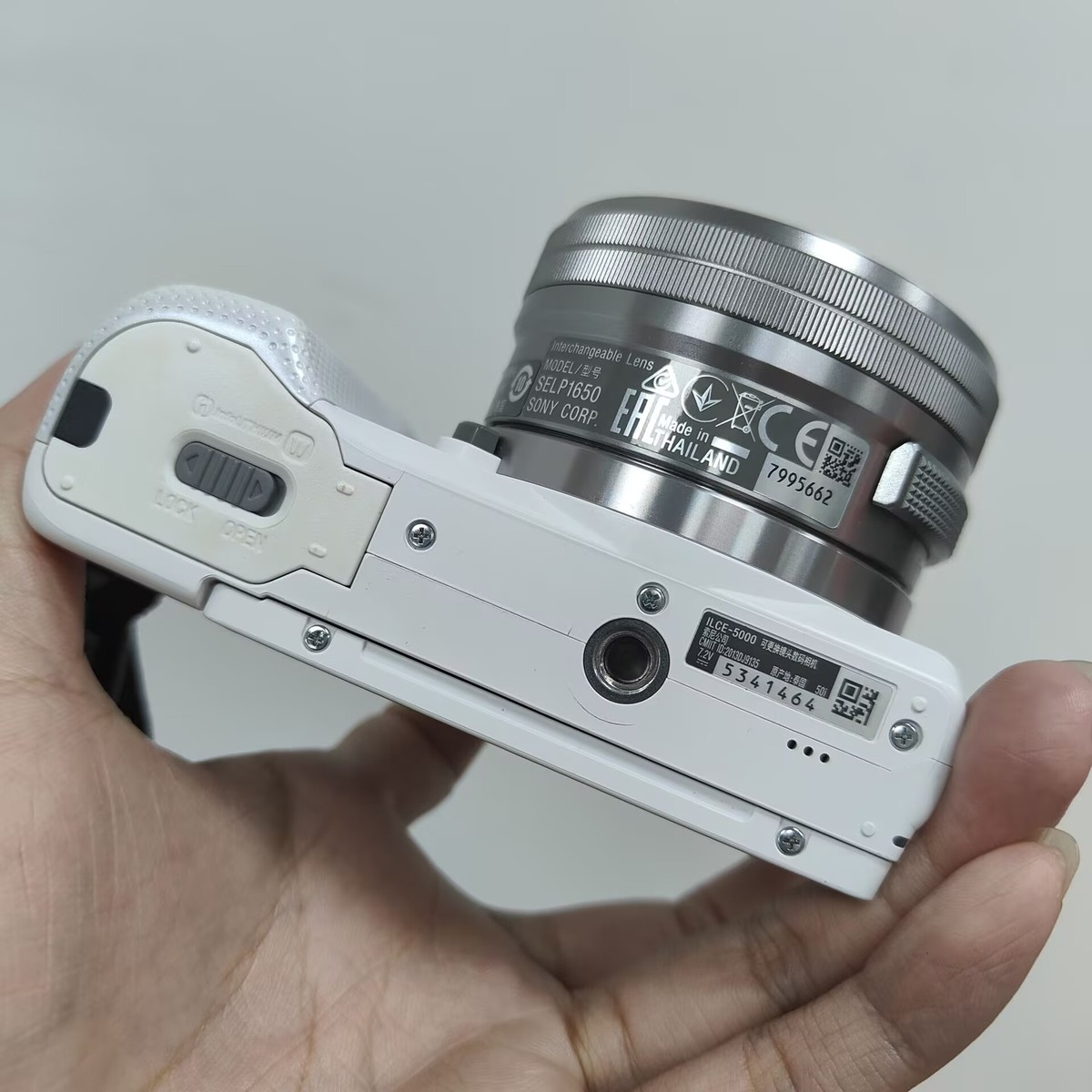 SONY α5000 ホワイト （ILCE-5000）＋SELP1650 Sony Alpha a5000 ILCE-5000 Digital Mirrorless Camera White
