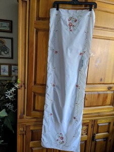 Table Runner Beautifully Embroidered Roses 15 x 51 Inches New 