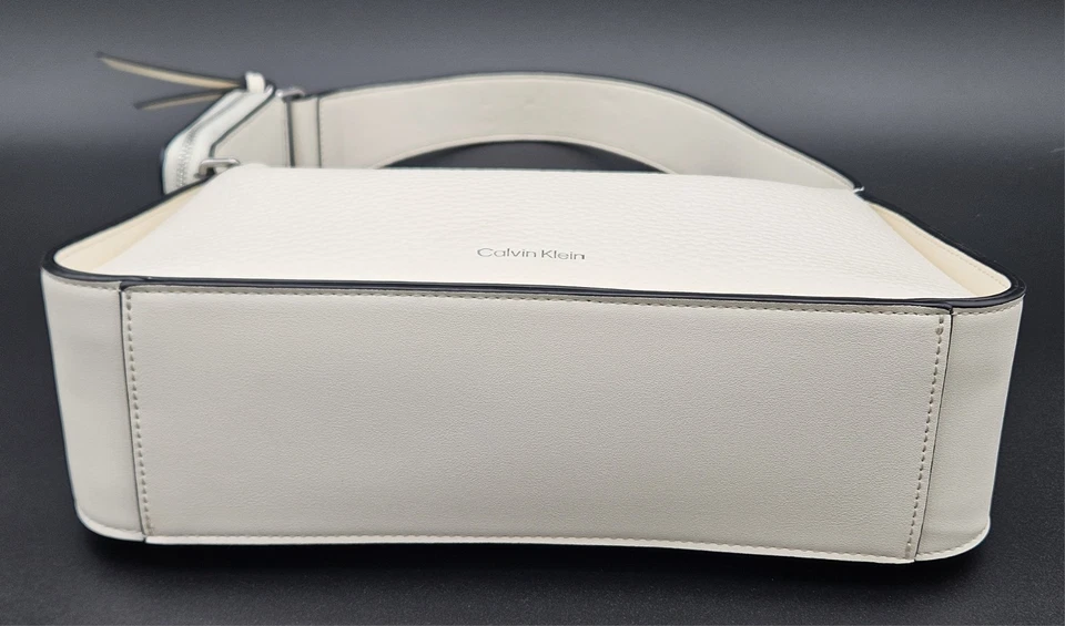 New Calvin Klein White Ivory Faux Leather Shoulder Bag, Key Pocket, Black Piping - Image 4 of 4