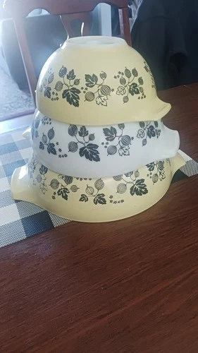 Vintage Pyrex Gooseberry Black And Yellow Mixing Bowls