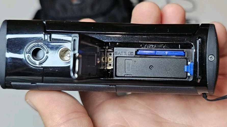 Samsung TOUCHSCREEN Camcorder HMX-T10BN/XAA Full HD W/3 Batteries - Image 4 of 4