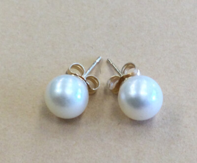 Hübsche 14K massive Gelbgold 7,5 mm PERLE Ohrstecker 1,4 Gramm