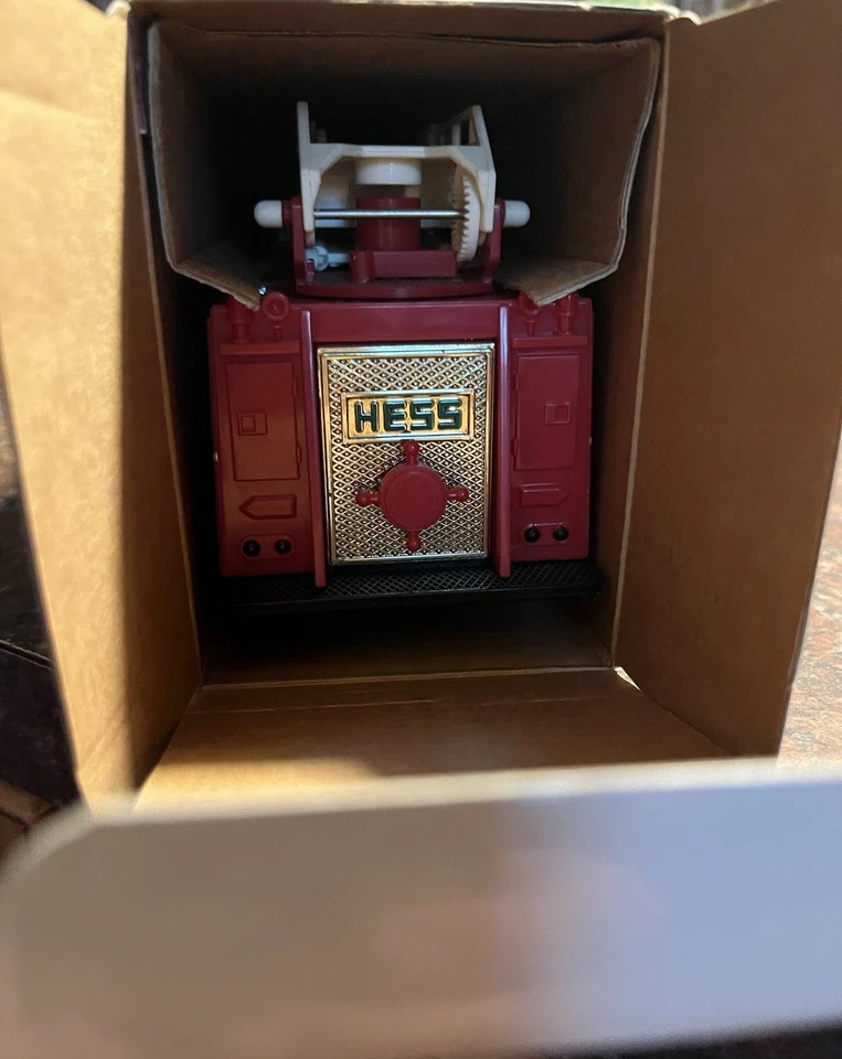 Banco de camión de bomberos de juguete Hess 1986 con caja original nunca exhibido Foto 2 de 4