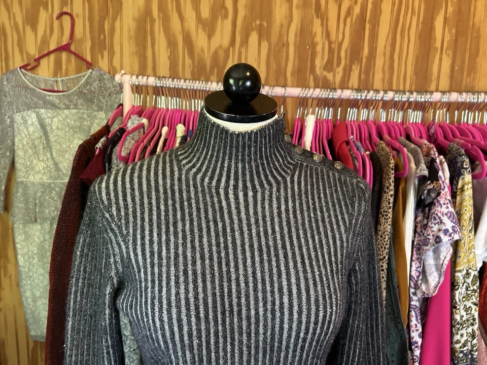 Suéter vintage Carlisle cashmere gola alta preto com nervuras gola abotoada tamanho P - Imagem 3 de 4