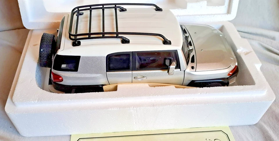 TOYOTA FJ CRUISER 2007 1:18 AutoArt, silver, come nuovo/ as new - Immagine 2 di 4