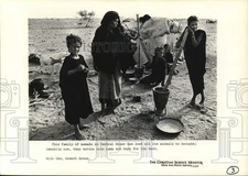 Press Photo Nomadic Family at Camp in the Desert of Central Niger - hpa14029