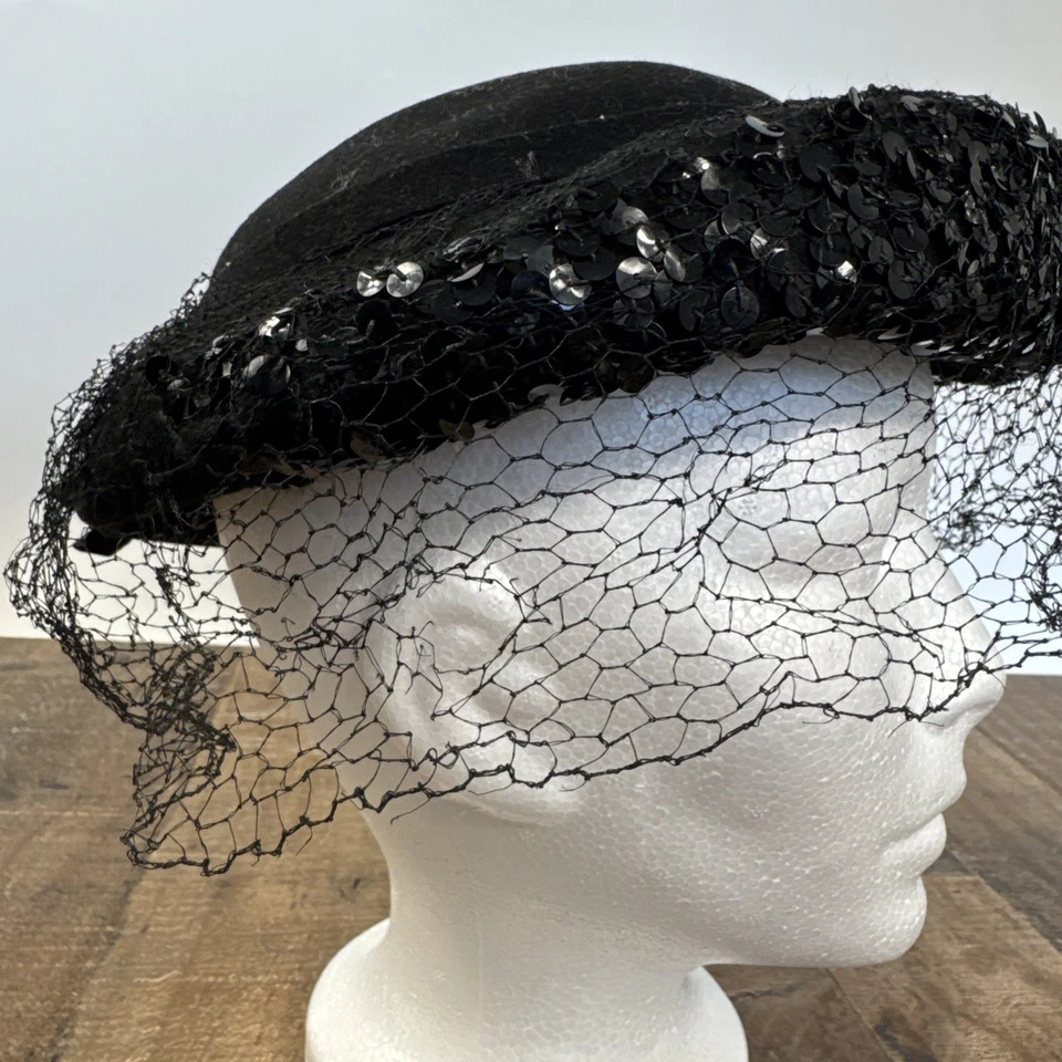 De colección - Sombrero de cóctel de fieltro de lana negro de los años 50 con ribete de lentejuelas y velo facial (dmg) Foto 4 de 4