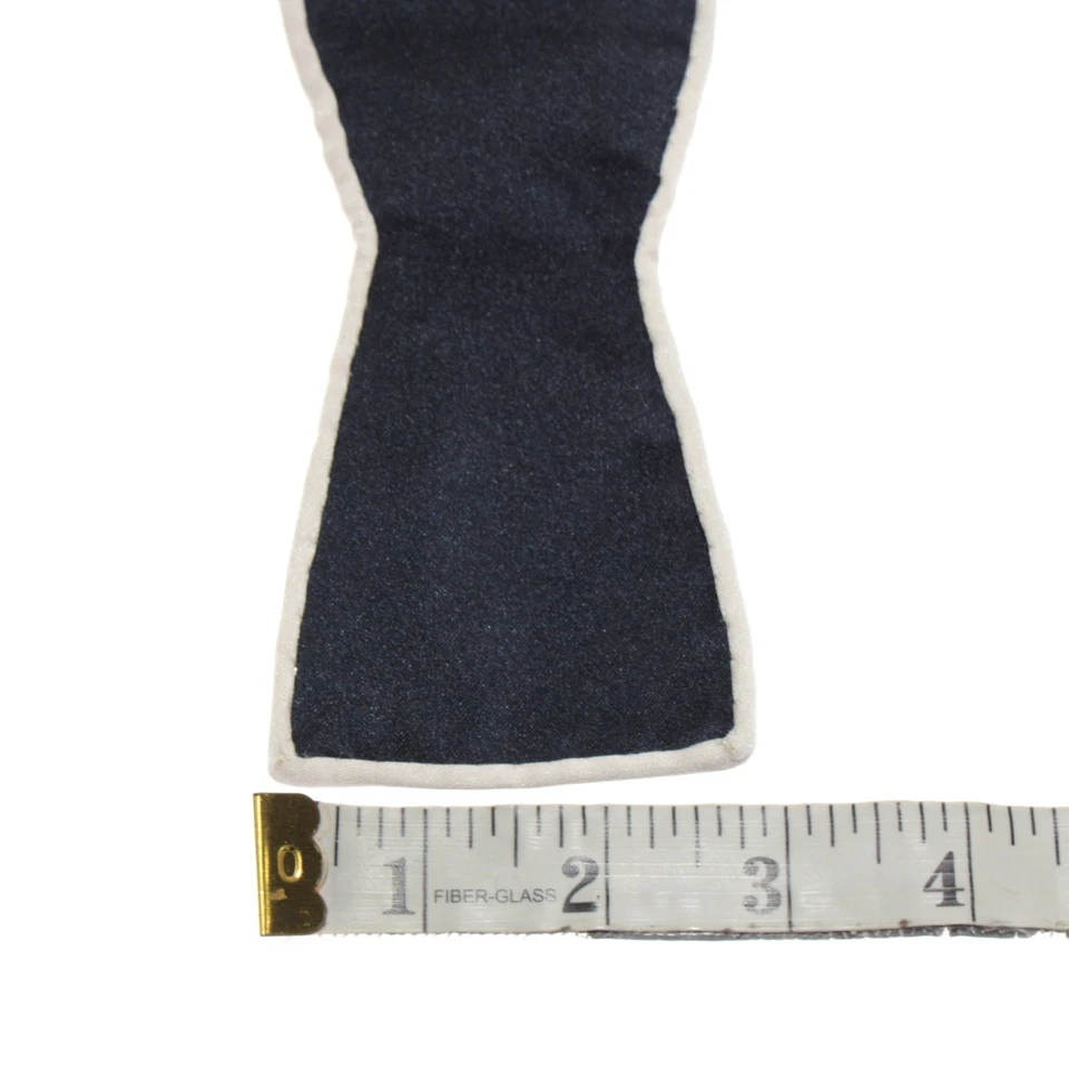 Pajarita autoatada nueva sin etiquetas de Italo Ferretti talla ajustable azul marino con ribete blanco seda Foto 4 de 4